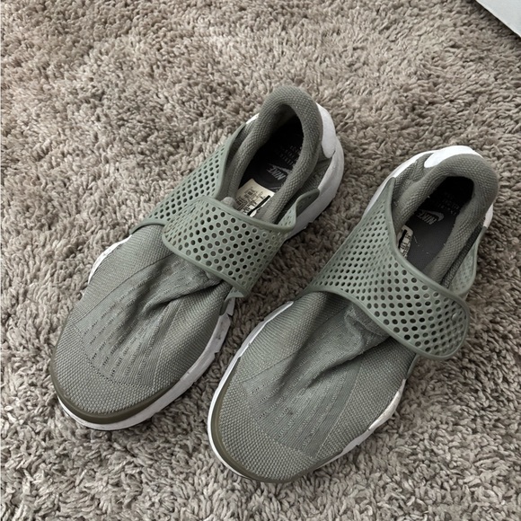 Nike SOCK DART SE, Sz 9 Low Top‎ Sneakers Green 848475-005 - Picture 1 of 4